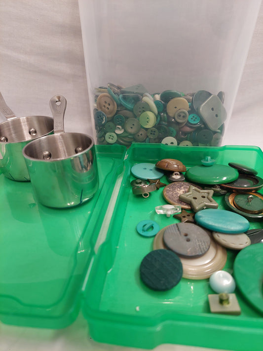 Special single- color: Dark Green! Includes Uncommon/ Unique Buttons