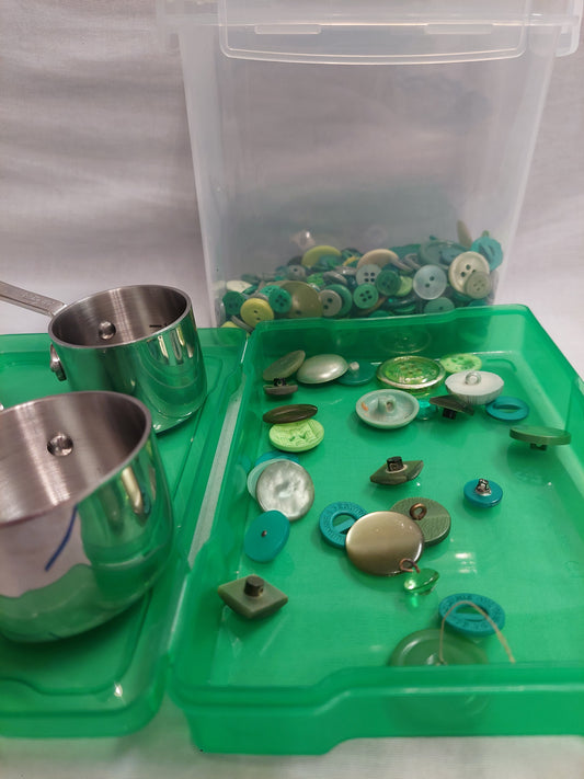 Special single-color: light green! Includes Uncommon/ Unique Buttons.